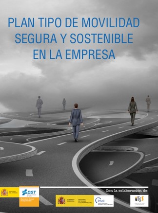 Trabajadores de espaldas de pie delante de vías de carretera con niebla de fondo