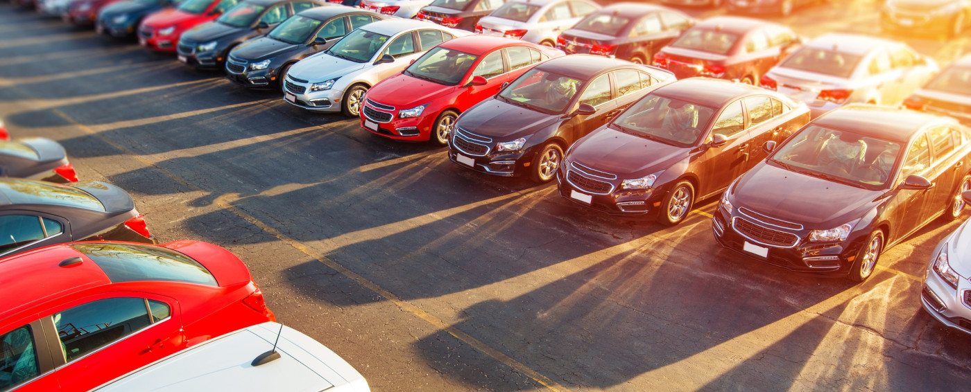 Vehículos estacionados en un parking