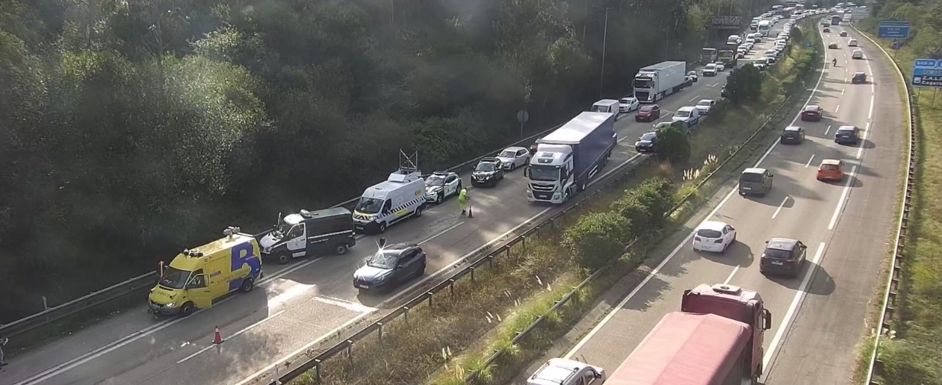Imagen tomada de las cámaras de la DGT de autovía con vehículos circulando Imagen tomada de las cámaras de la DGT de autovía con vehículos circulando