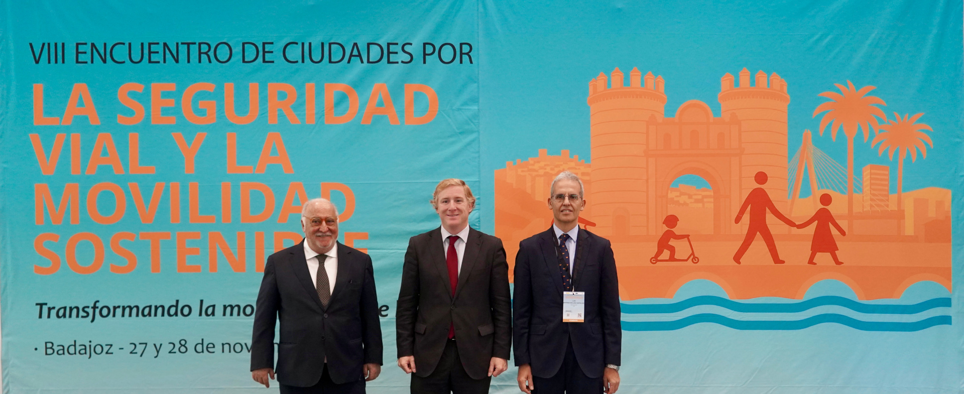 Vista del escenario del acto inaugural con los ponentes sobre el escenario y los asistentes como público Vista del escenario del acto inaugural con los ponentes sobre el escenario y los asistentes como público