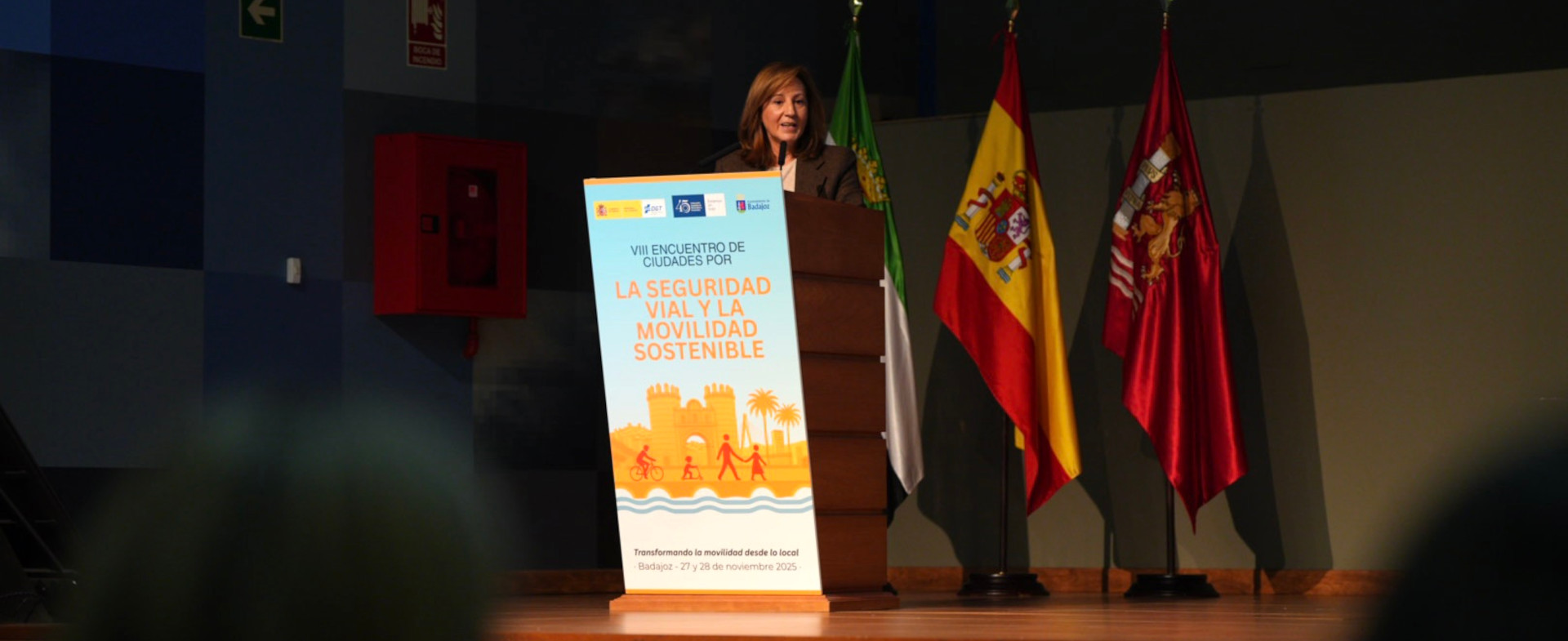 Lidón Lozano sobre un atril hablando en el evento Lidón Lozano sobre un atril hablando en el evento