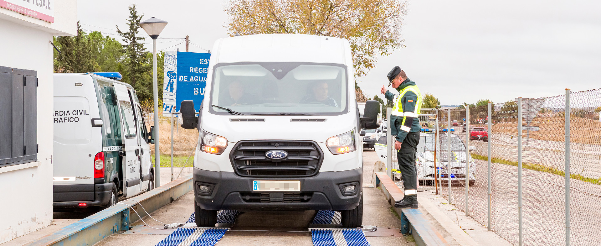 Guardia Civil al lado de una furgoneta inmovilizada en el control del vigilancia Guardia Civil al lado de una furgoneta inmovilizada en el control del vigilancia
