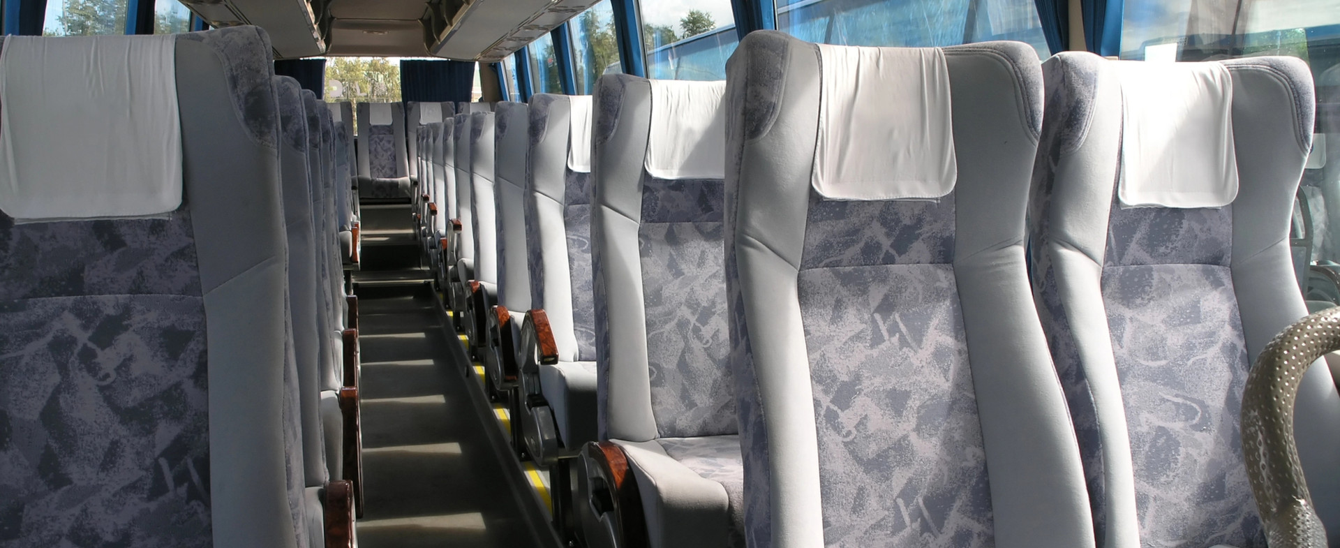 Interior de un autobús con asientos vacíos Interior de un autobús con asientos vacíos