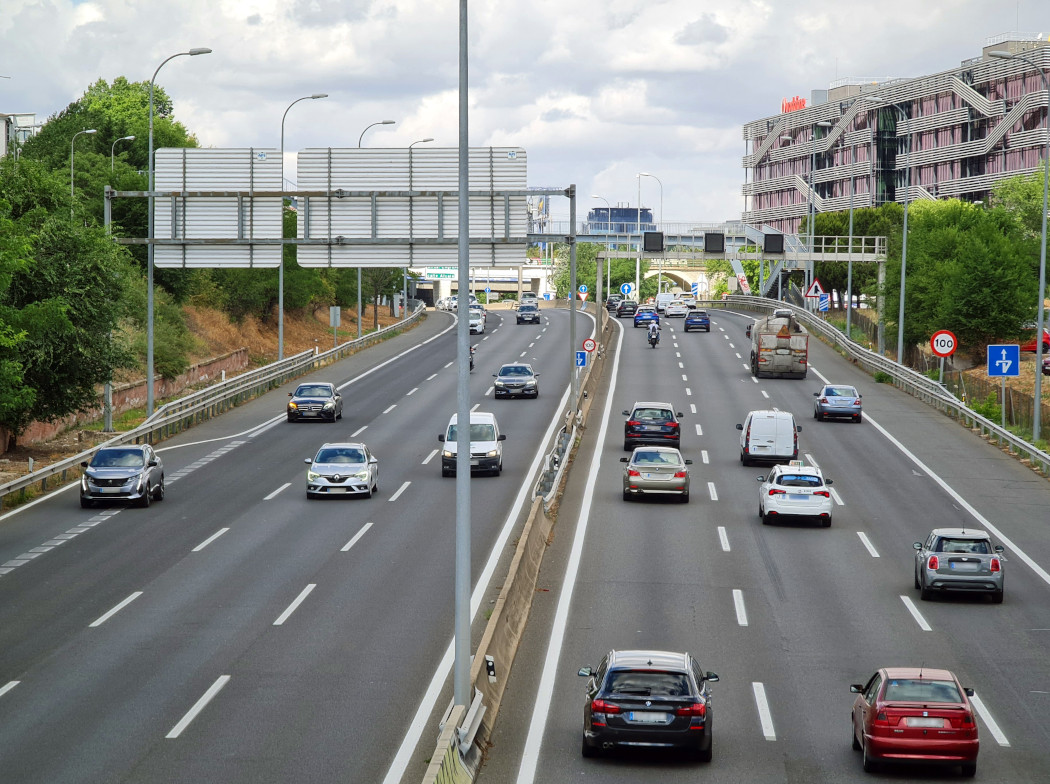 Tráfico en autovía de tres carriles por sentido con coches y motos - Fotografía de circulación