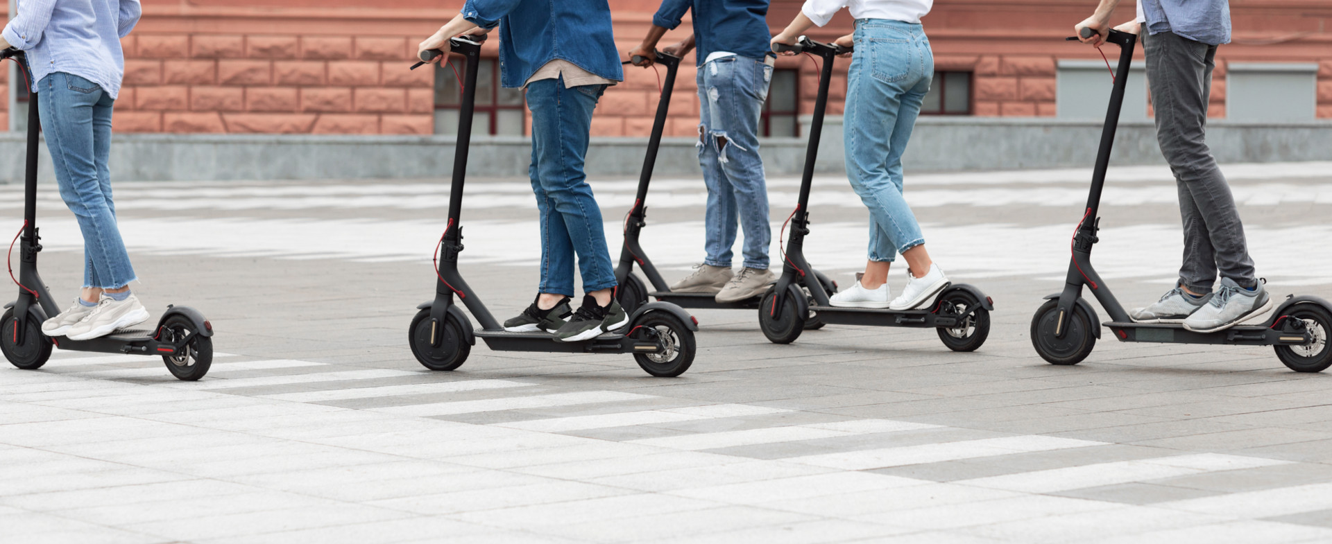 Personas montando en patinete Personas montando en patinete