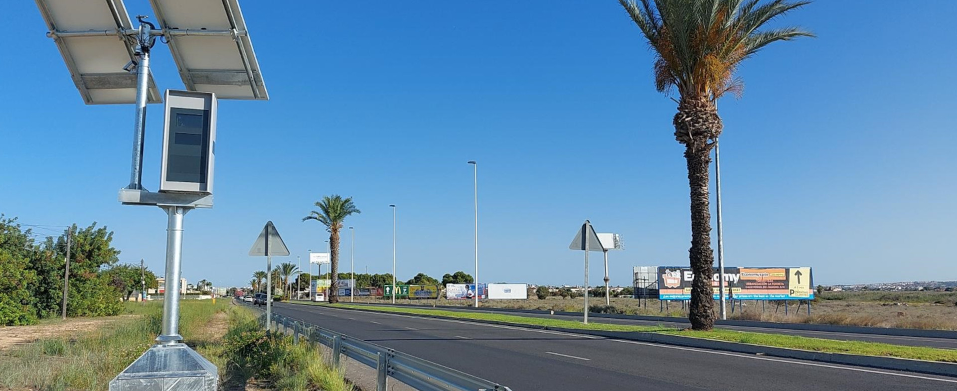 Imagen de una carretera con un radar fijo Imagen de una carretera con un radar fijo