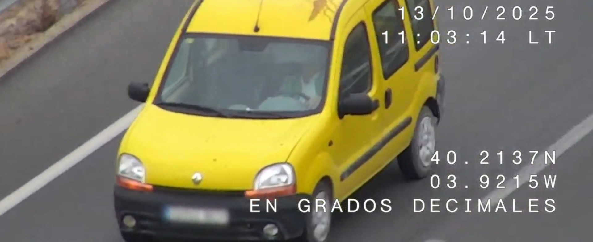 Vehículo amarillo circulando por una autovía y en la parte de la derecha se ven unas coordenadas numéricas en grados decimales