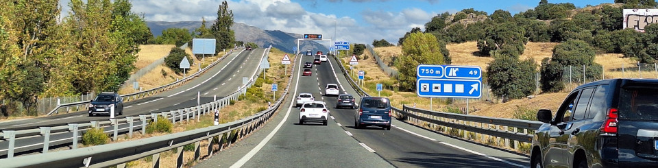 Autopista con tránsito de coches y vegetación a los laterales
