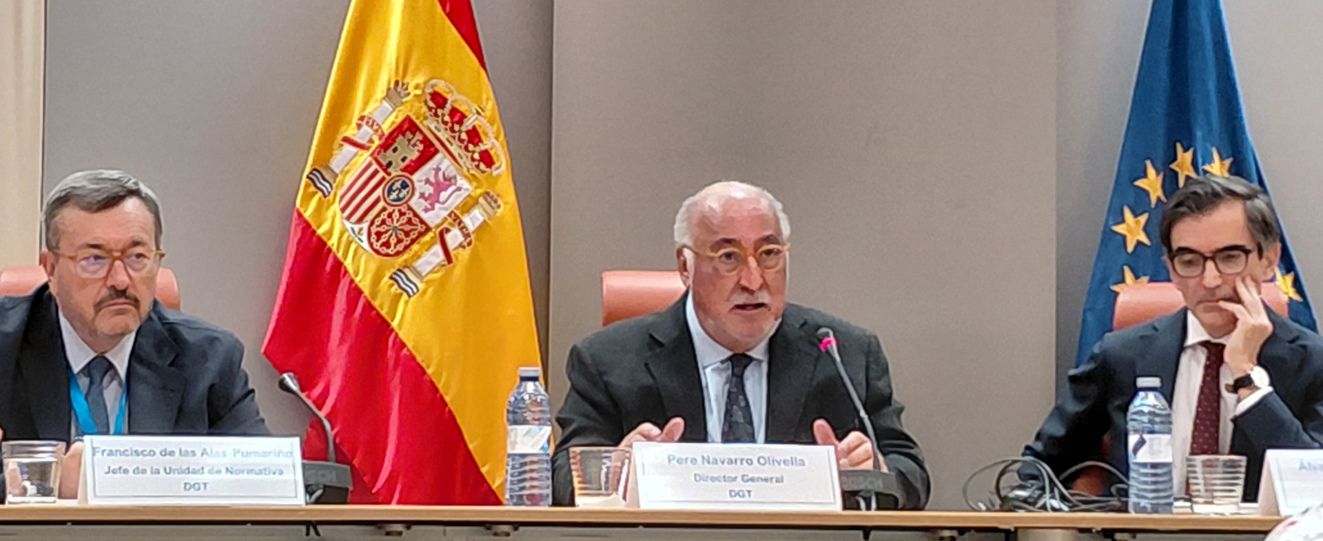 Pere Navarro presentando las jornadas en una mesa acompañado de otros profesionales de la DGT
