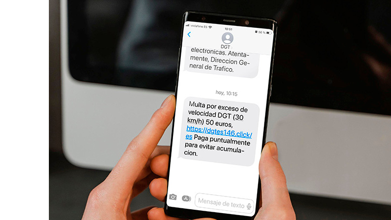 Móvil con un SMS falso