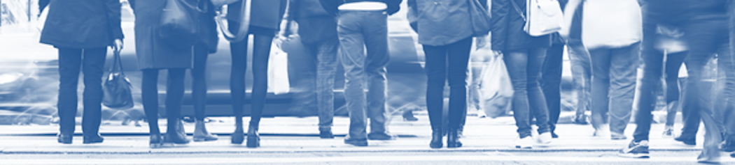 Ilustración de una mujer de pie hablando en un atril frente a personas sentadas