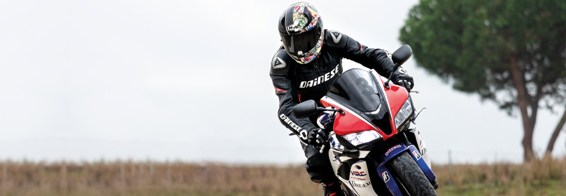 Imagen de un motorista en motocicleta