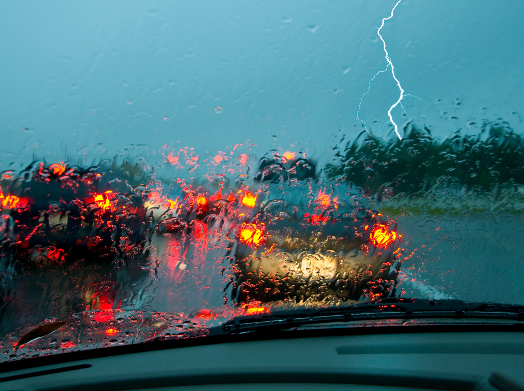 Visión borrosa desde dentro de un vehículo lloviendo