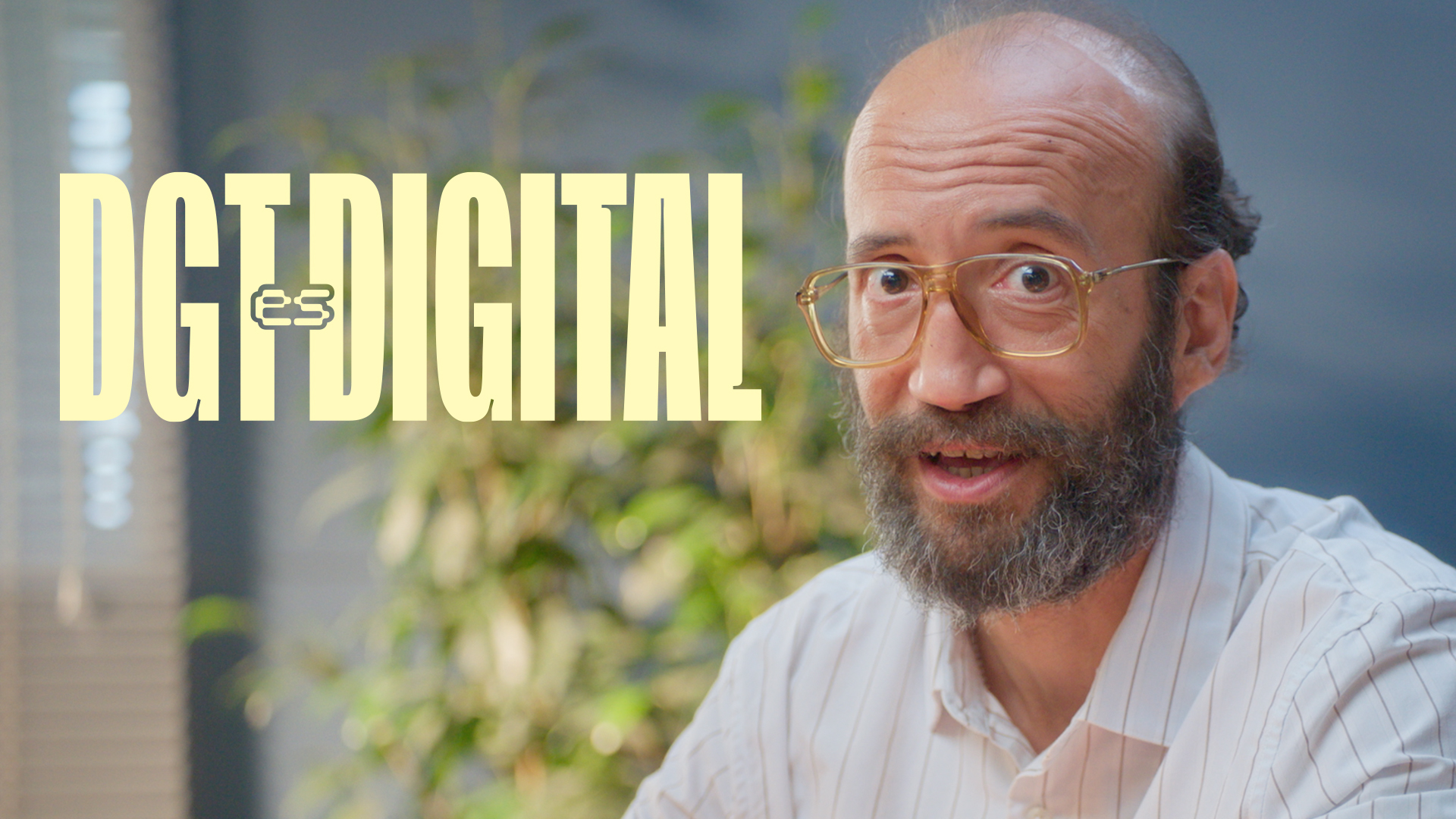 Imagen de la campaña DGT es Digital con un primer plano de un hombre con barba y gafas