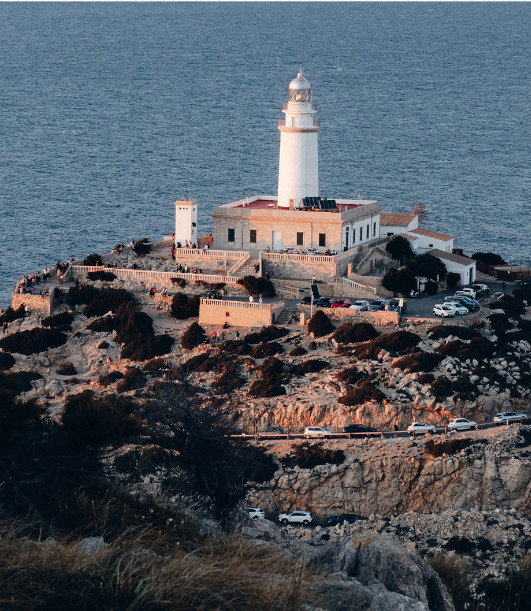 Dibujo de un adelantamiento de una motocileta por el carril contrario con accidente