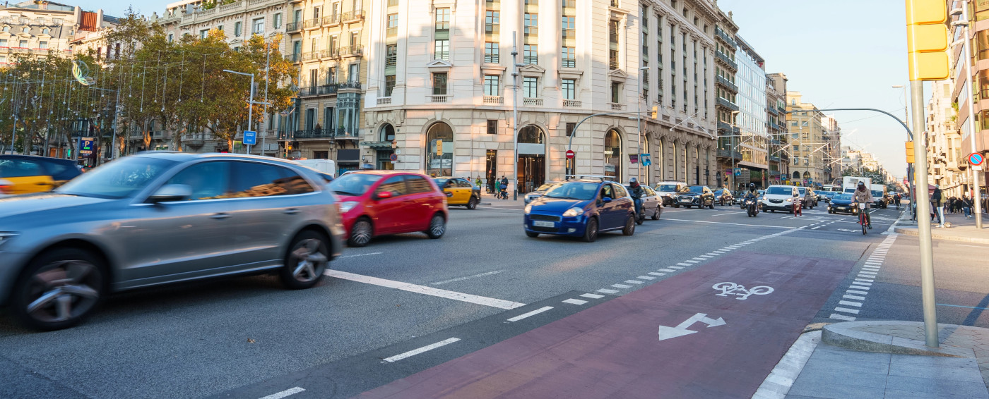 Calle de ciudad con vehículos