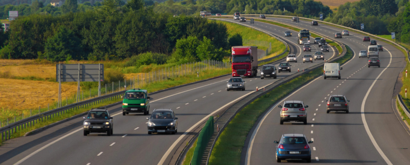Vehículos circulando por autovía