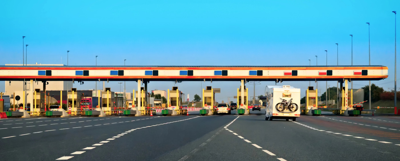 Caravana esperando a pagar en un peaje