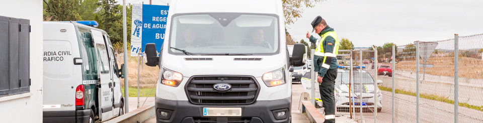 Guardia Civil al lado de una furgoneta inmovilizada en el control del vigilancia Guardia Civil al lado de una furgoneta inmovilizada en el control del vigilancia
