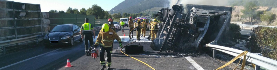 Dispositivo de bomberos atendiendo un accidente de tráfico de un camión Dispositivo de bomberos atendiendo un accidente de tráfico de un camión
