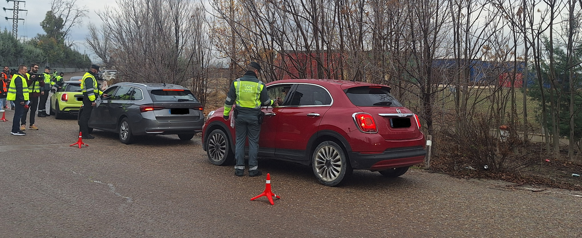 Grupo de Guardias Civiles examinando la documentación en un control de vehículos Grupo de Guardias Civiles examinando la documentación en un control de vehículos