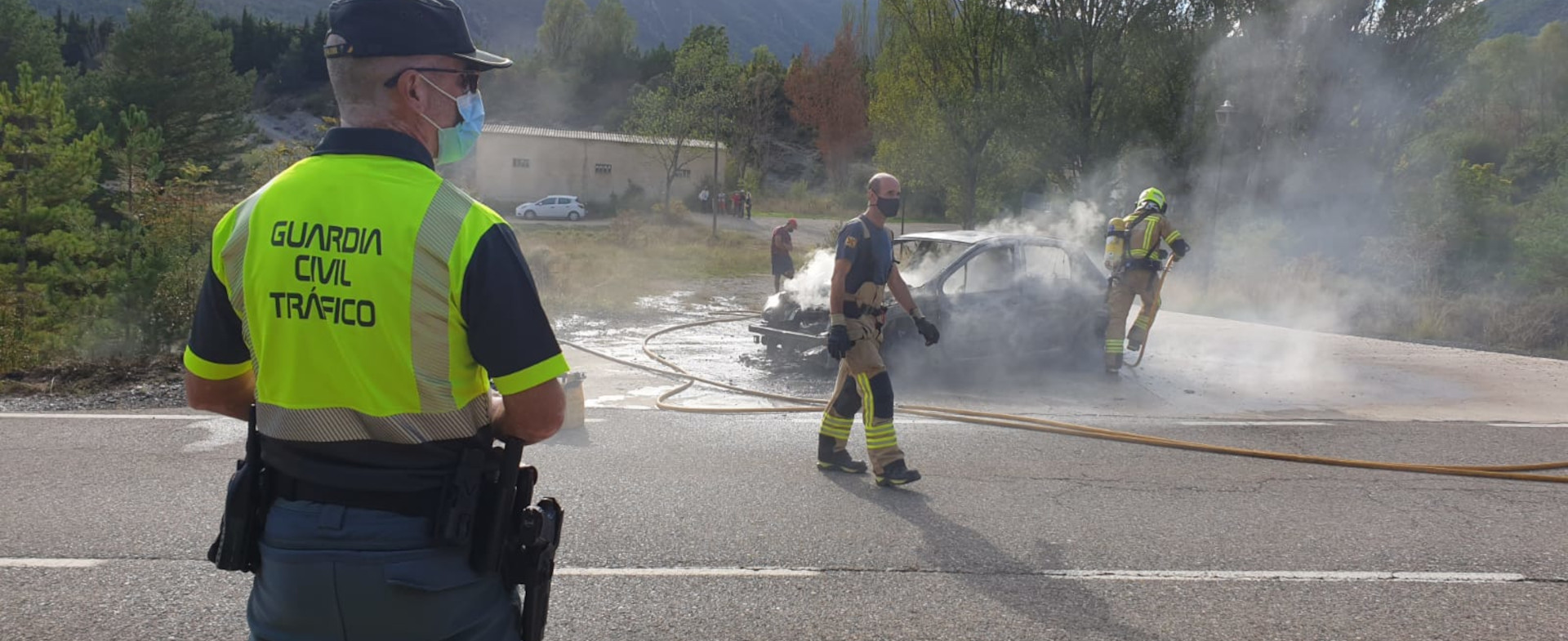 Vehículo incendiado en carretera Vehículo incendiado en carretera