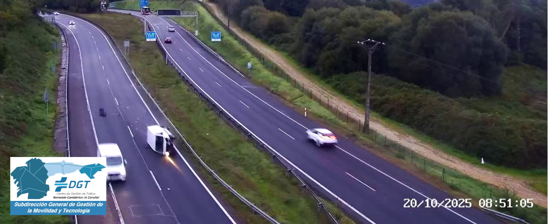 Autovía de dos carriles con coches circulando y una furgoneta volcada que bloquea uno de ellos