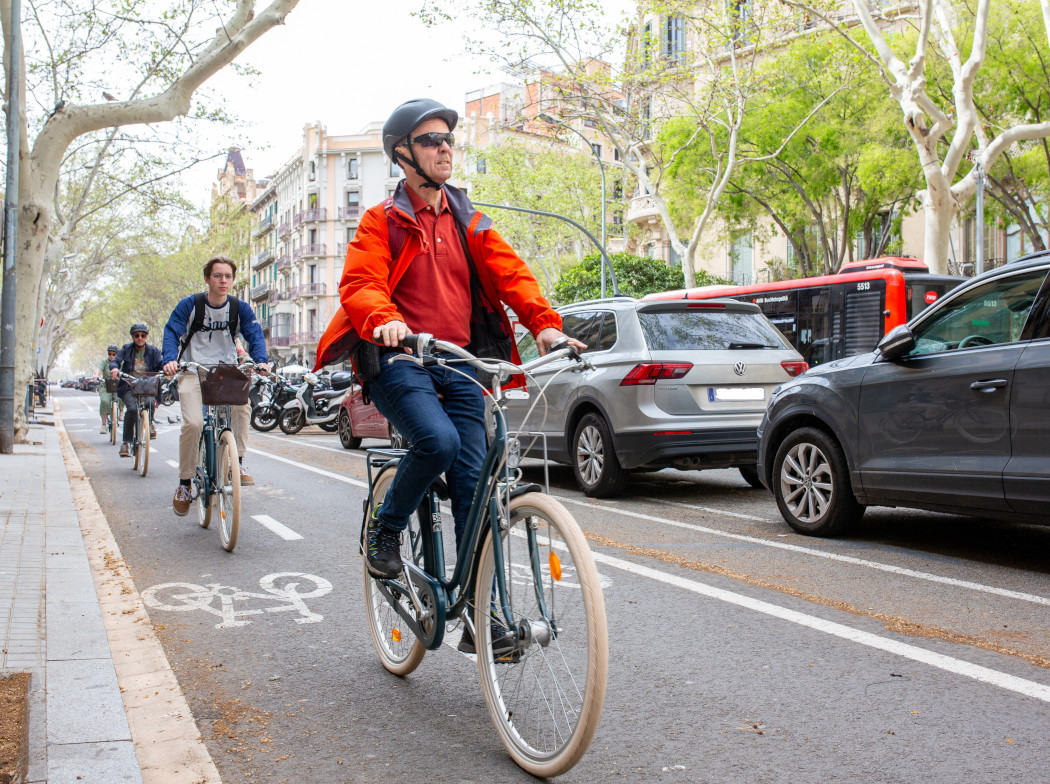 Ciclistas circulando por el carril bici en una calle de una ciudad.