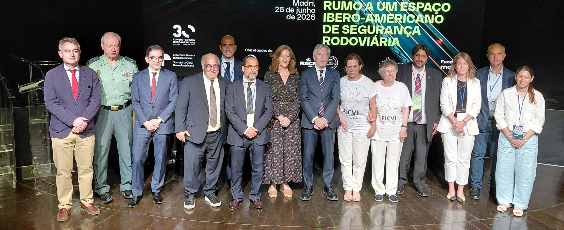Asistentes al encuentro oficial "Hacia un Espacio Iberoamericano de Seguridad Vial" posan en una foto de grupo.