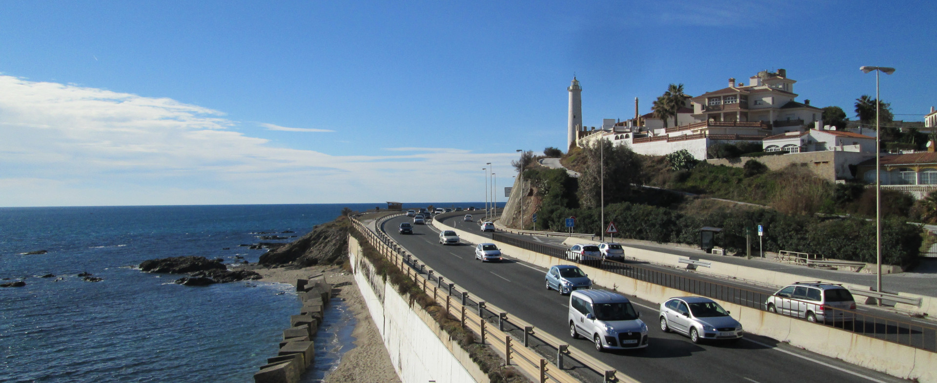 Carretera de costa cerca de la playa.