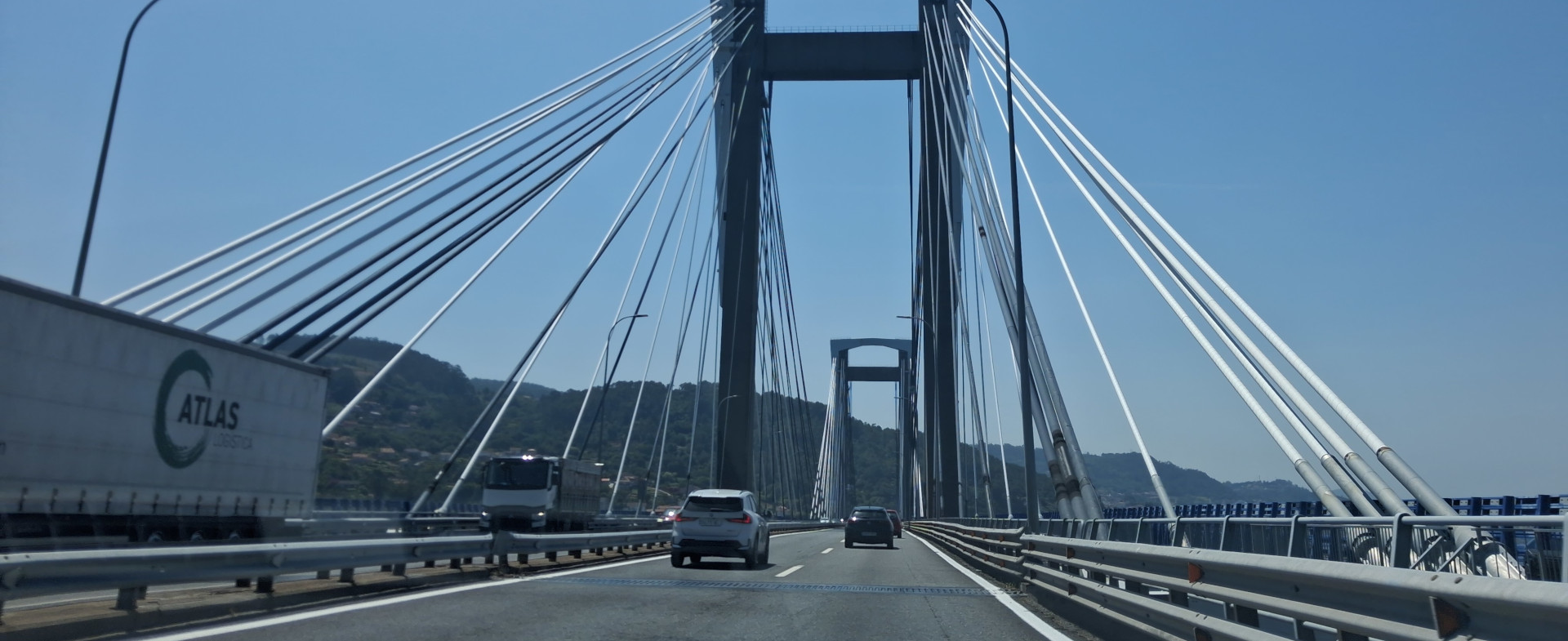 Carretera con un puente