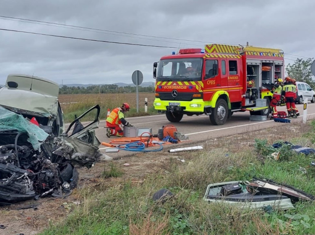 Vehículo de bomberos socorriendo un accidente de tráfico grave Vehículo de bomberos socorriendo un accidente de tráfico grave