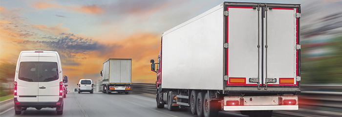 Camiones y furgonetas circulando por autovía