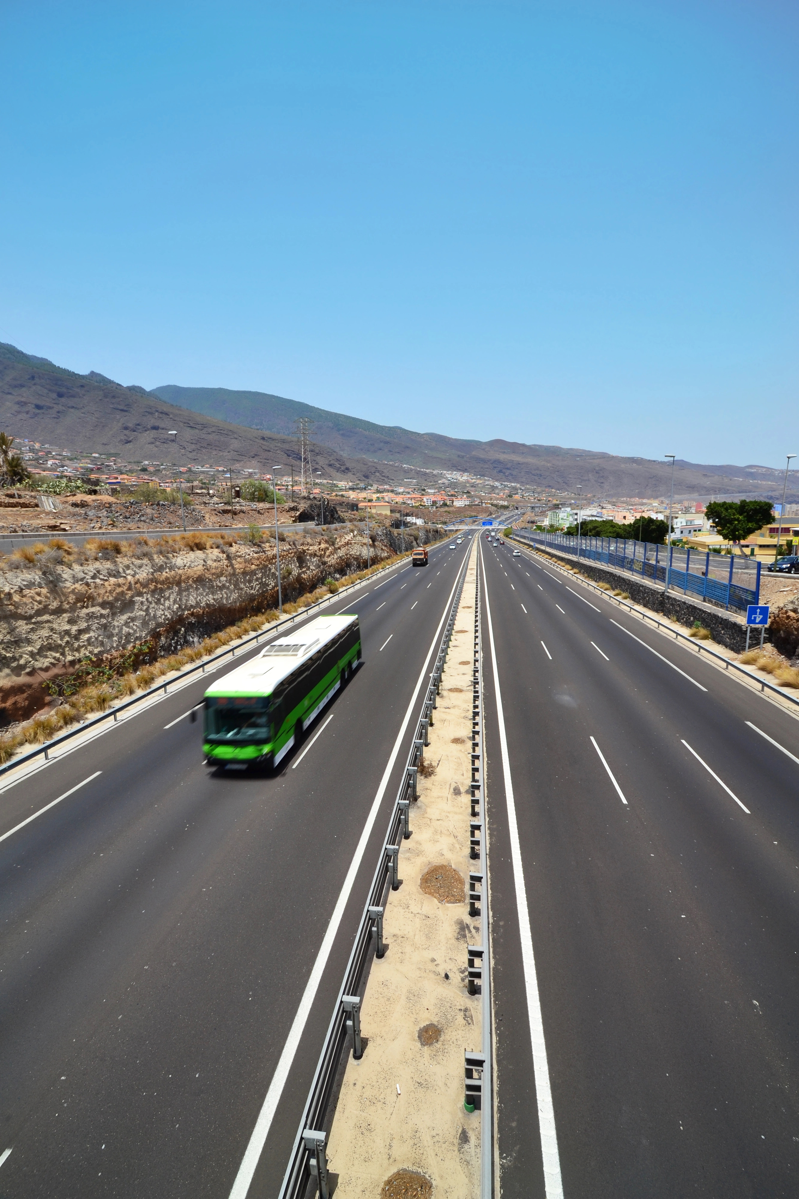Imagen de un autobús en una autovía