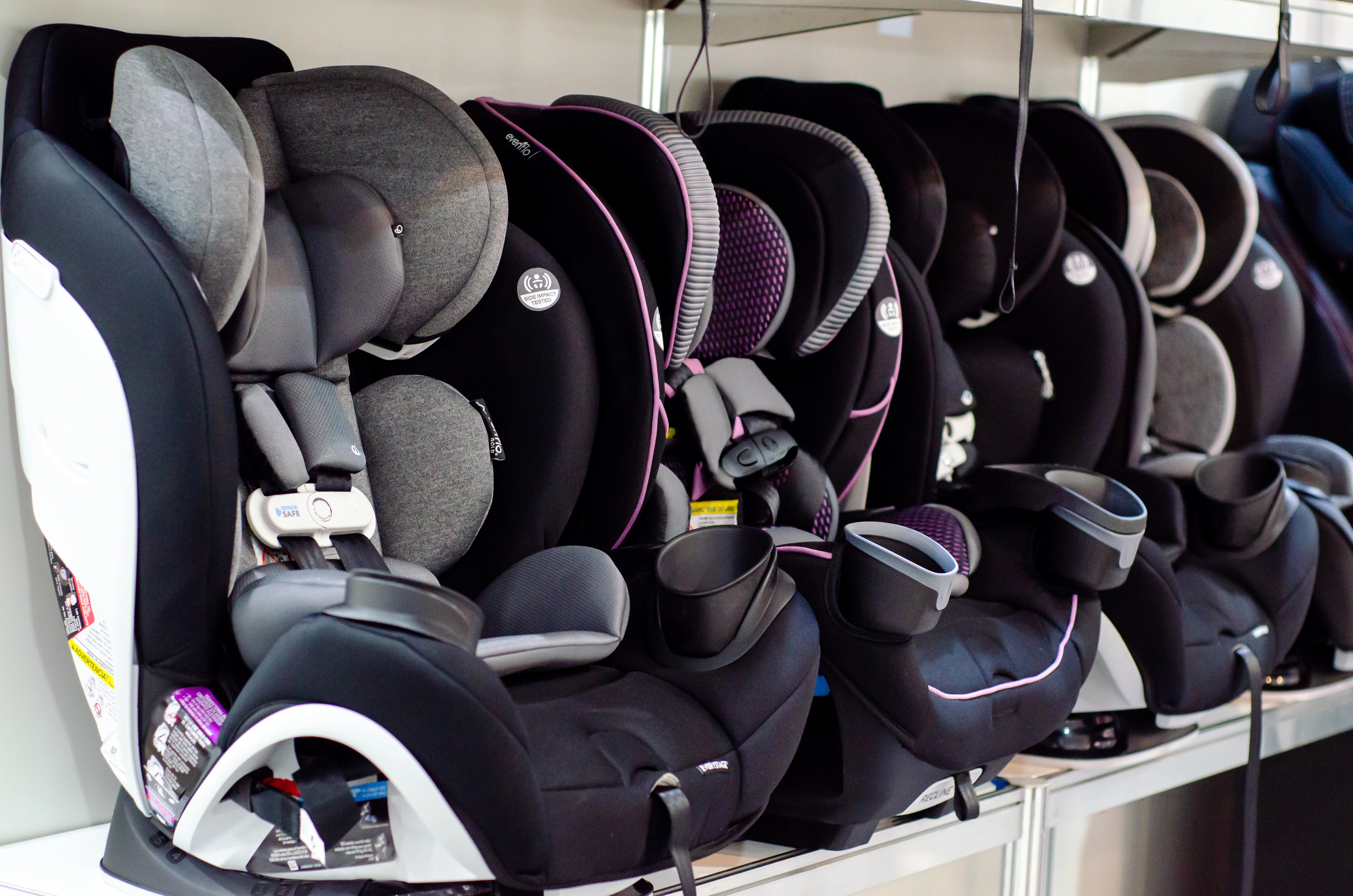 Fila de sillas infantiles de coche en un expositor