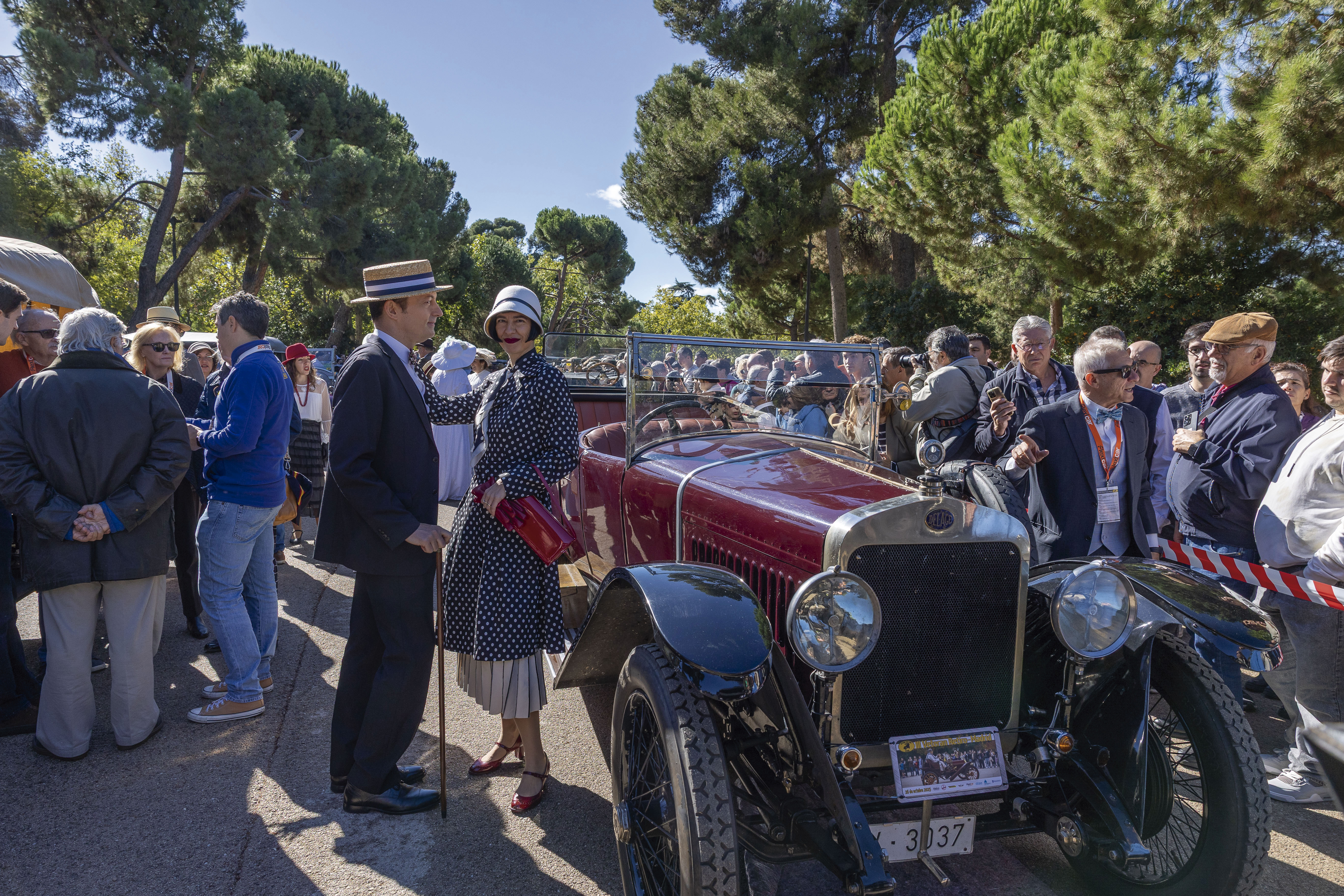Concentración de personas alrededor de un vehículo antiguo