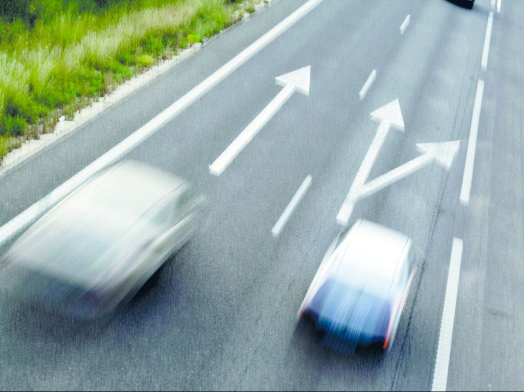 Imágenes borrosas captadas de dos vehículos en una autovía por la velocidad