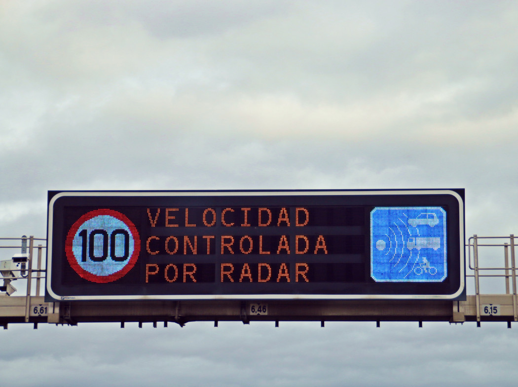 Aviso luminoso de carretera