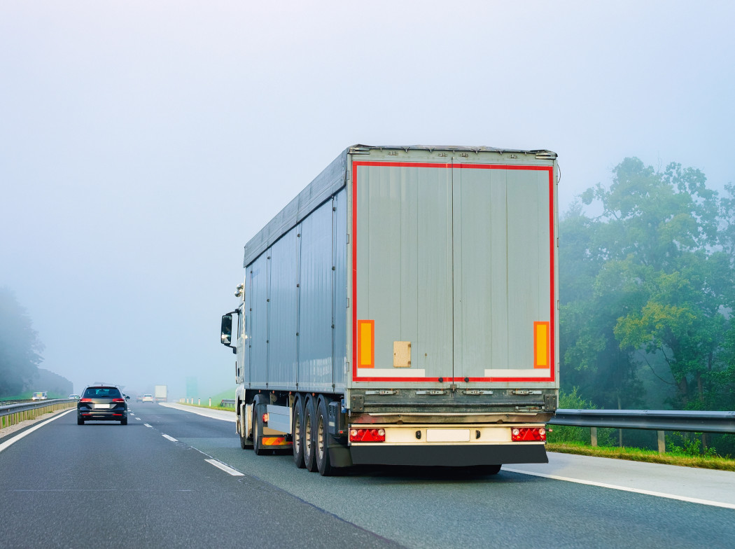 Imagen de parte trasera de camión en carretera