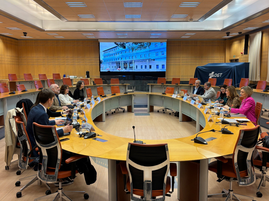 Mesa redonda con personas sentadas