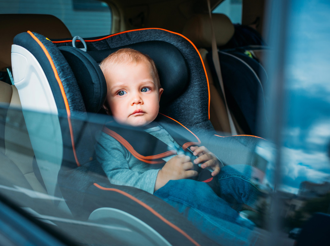 Bebé sentado en silla de coche para bebés