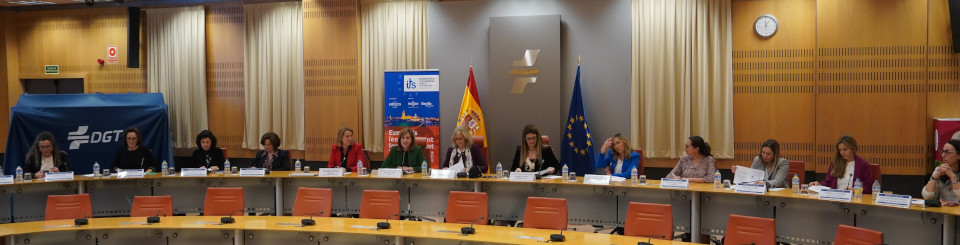 Grupo de mujeres sentadas en las jornadas Mujer e ITS