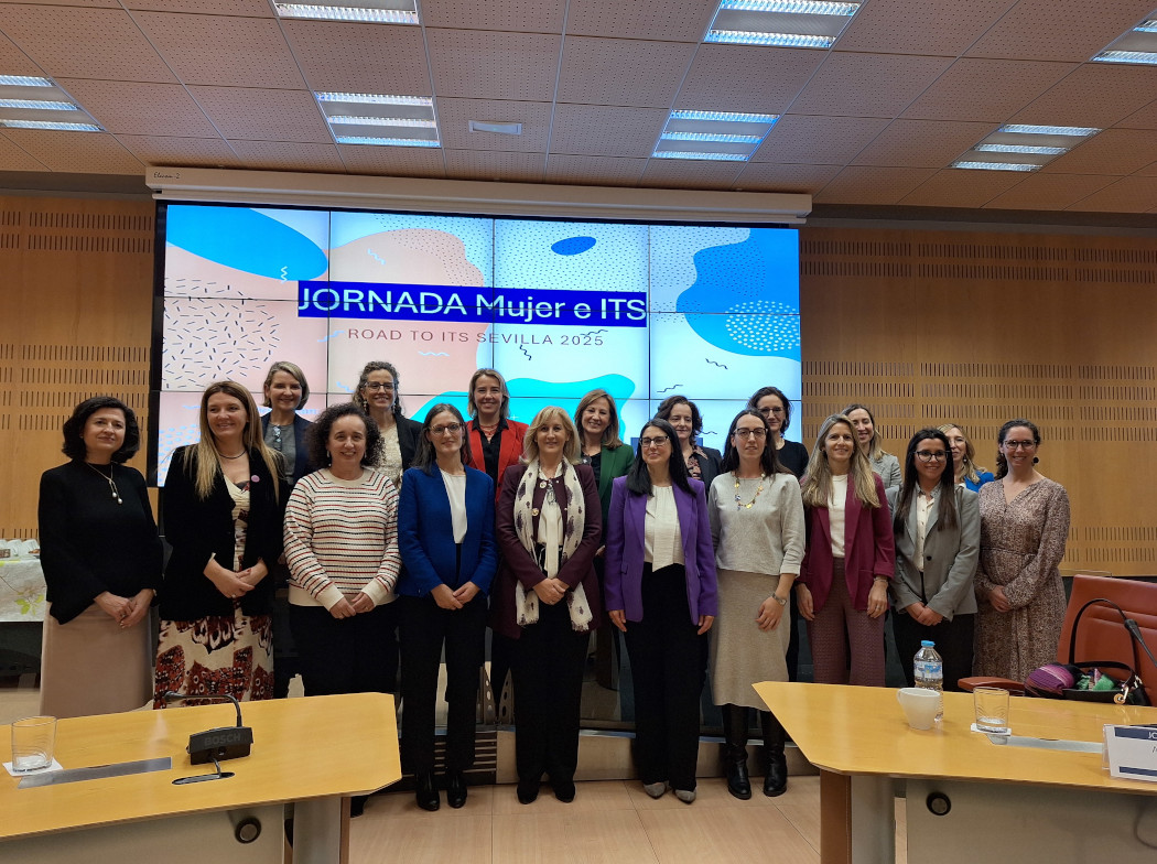 Imagen de grupo de mujeres en jornadas Mujer e ITS