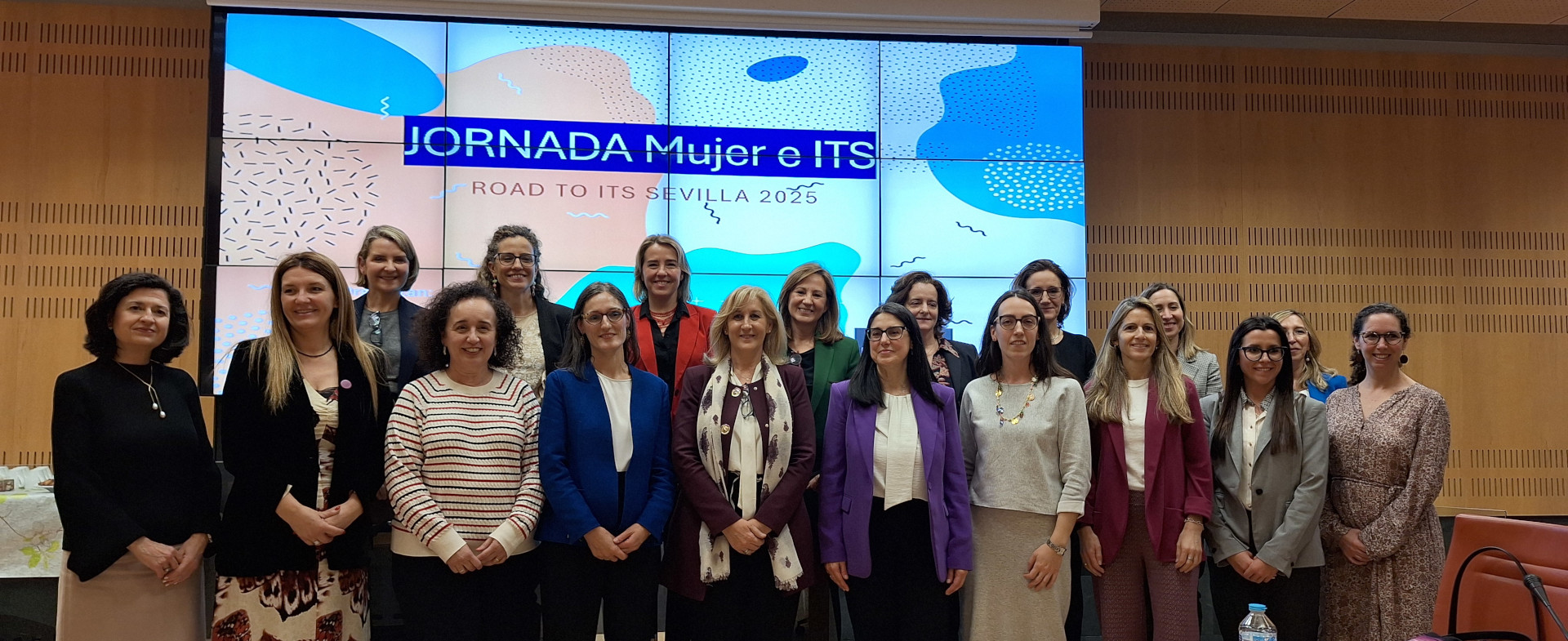 Imagen de grupo de mujeres en jornadas Mujer e ITS