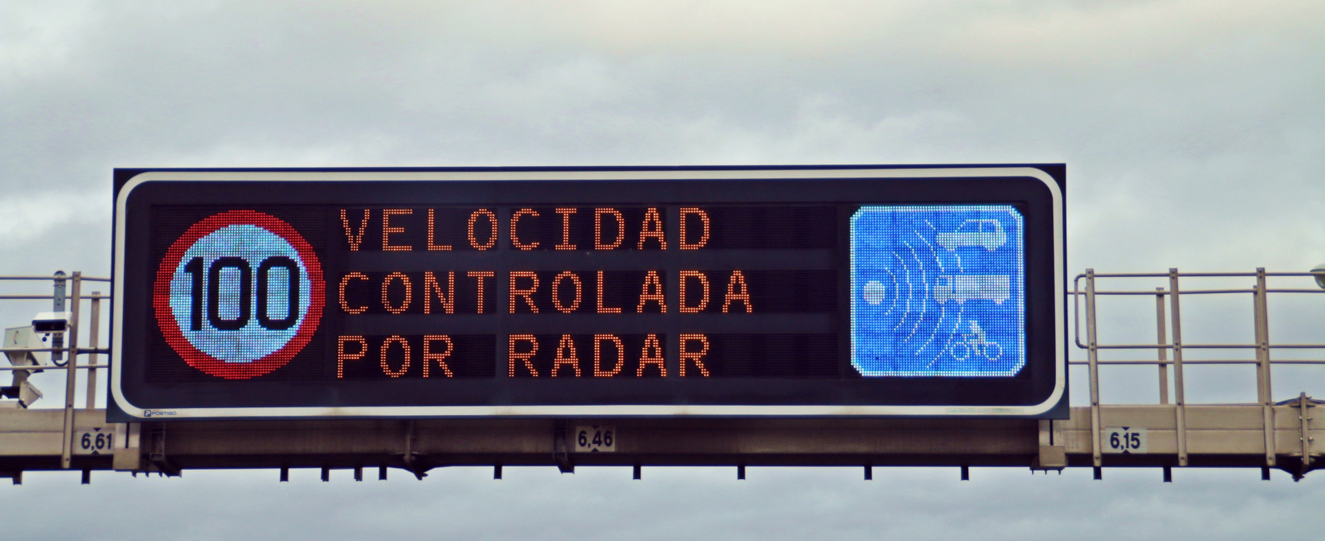 Cartel luminoso aviso radares