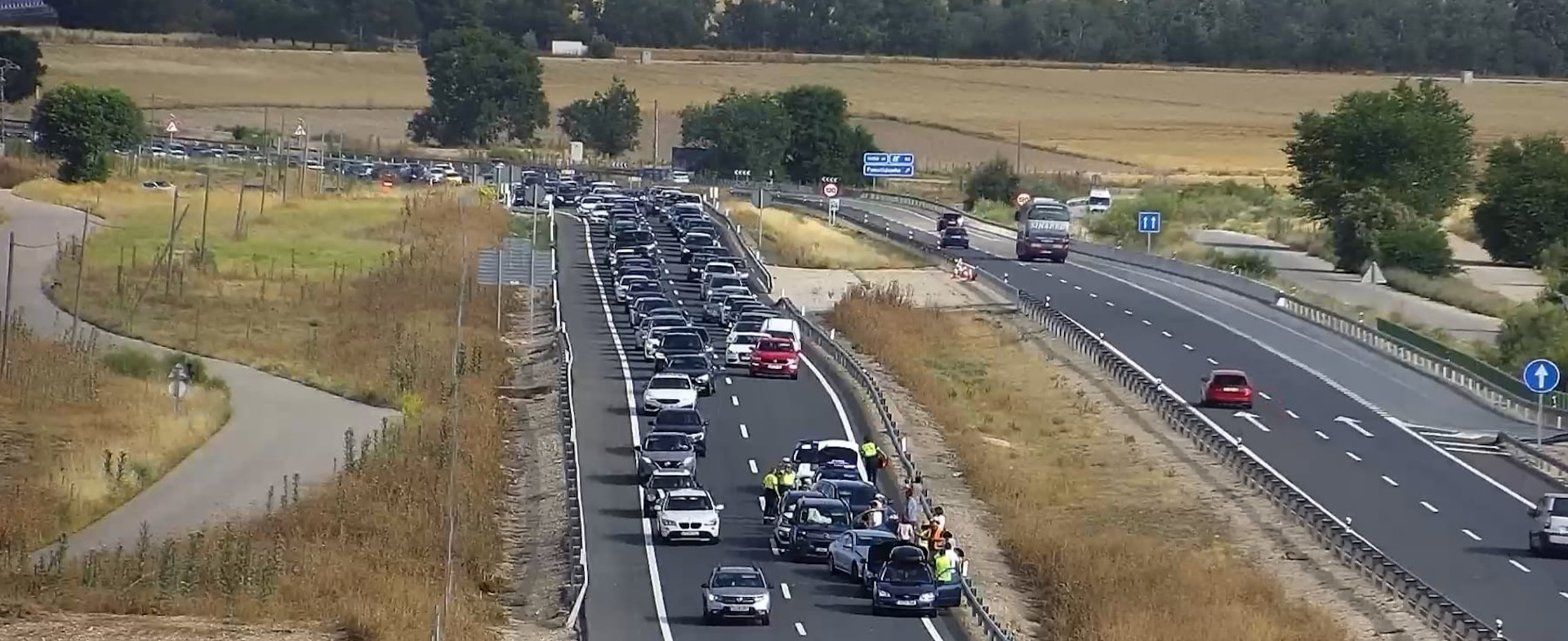 Caravana provocada por un accidente entre coches Caravana provocada por un accidente entre coches
