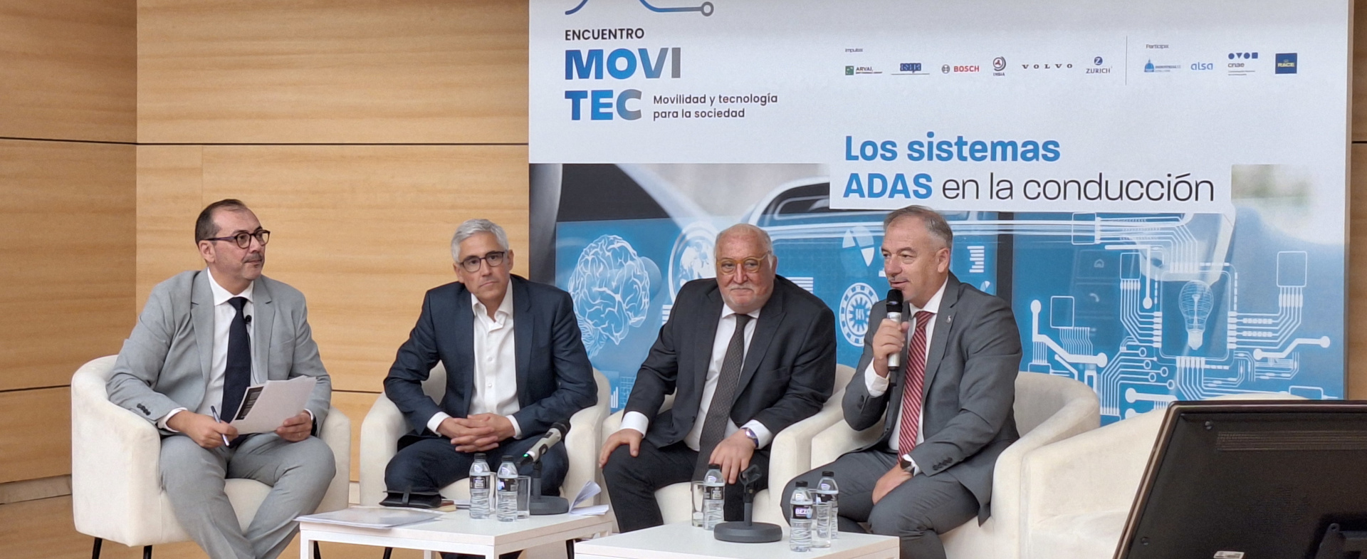 Cuatro miembros del encuentro sentados en sillas Cuatro miembros del encuentro sentados en sillas