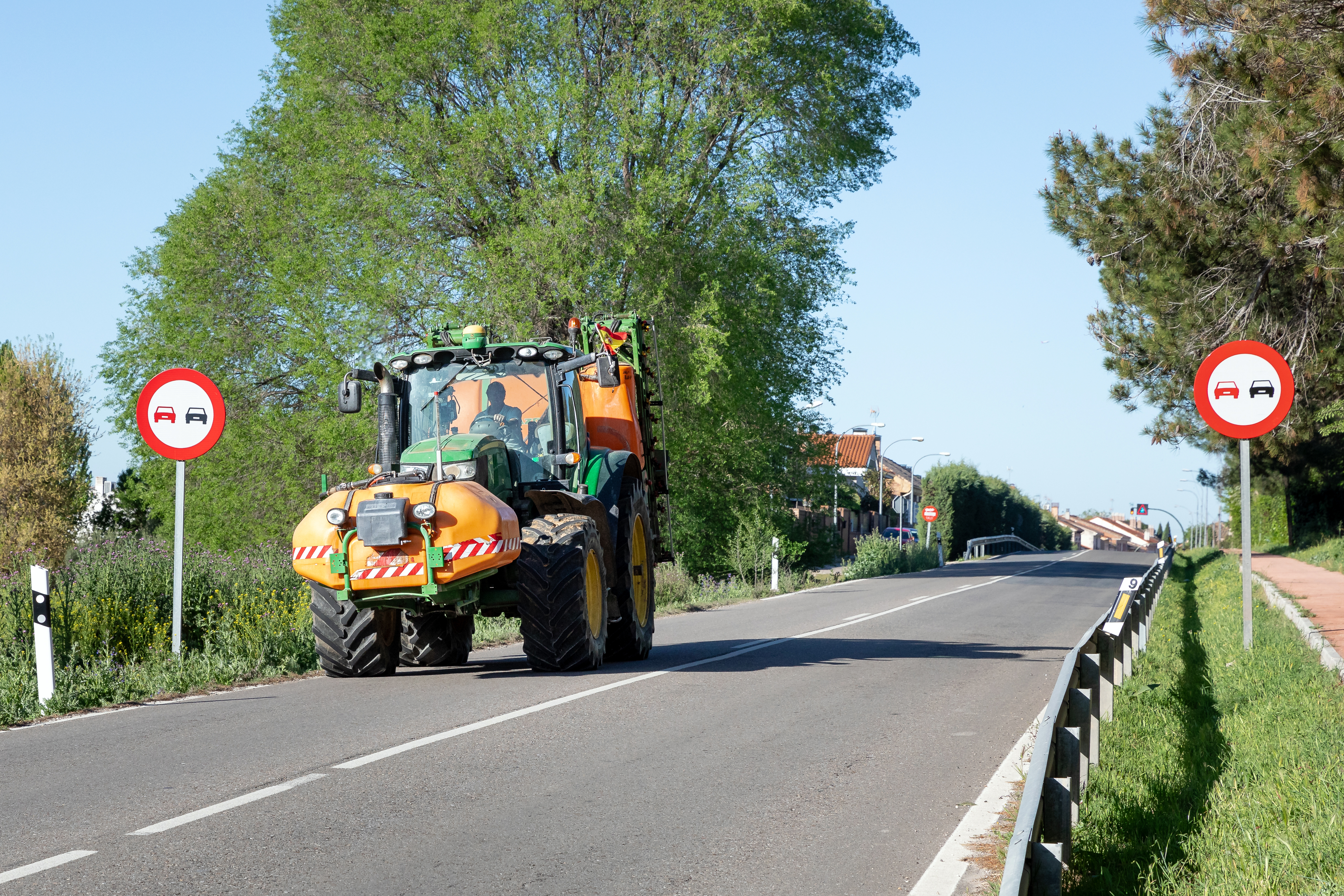 Tractor circulando por carretera