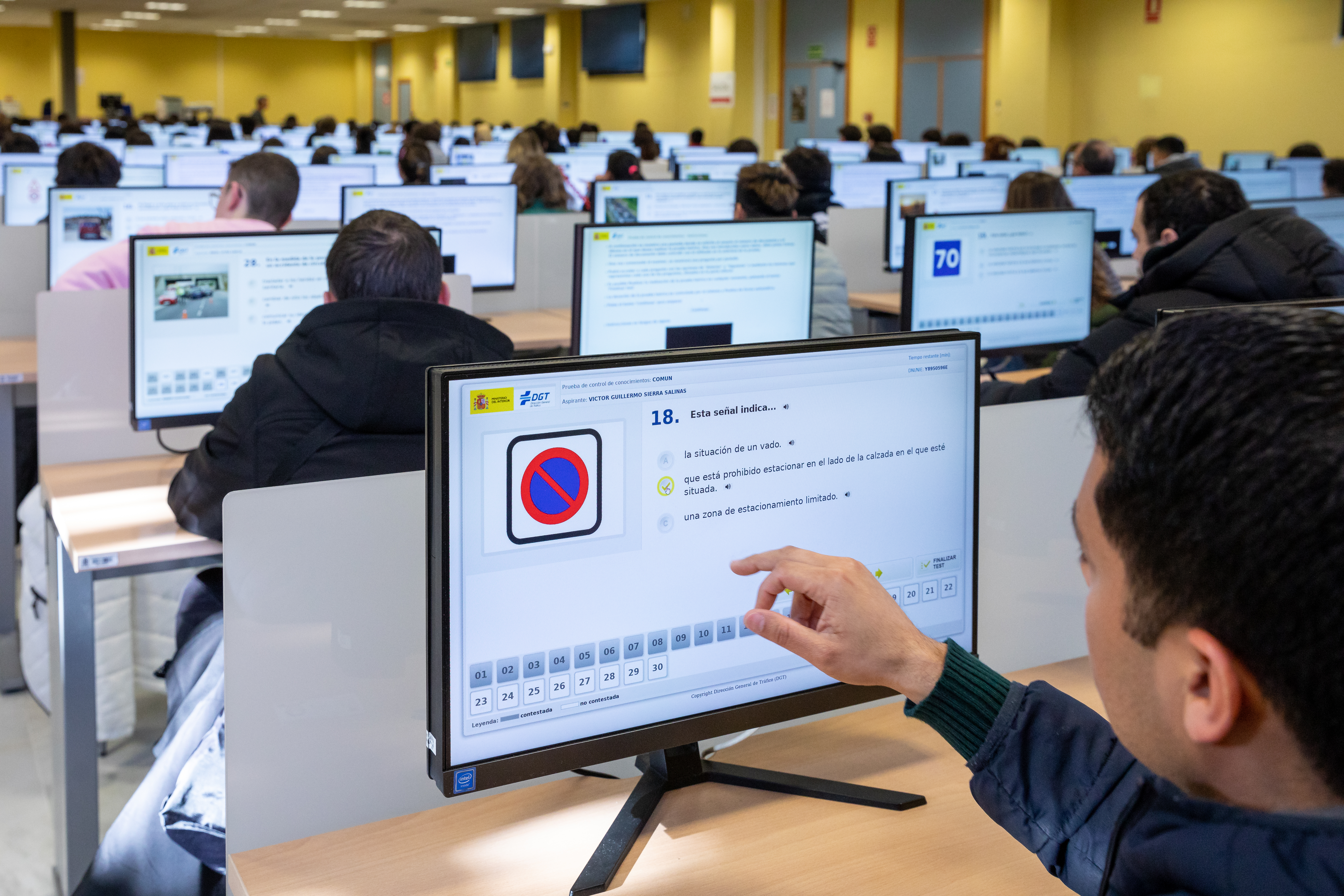 Persona realizando el examen de conducir con un ordenador