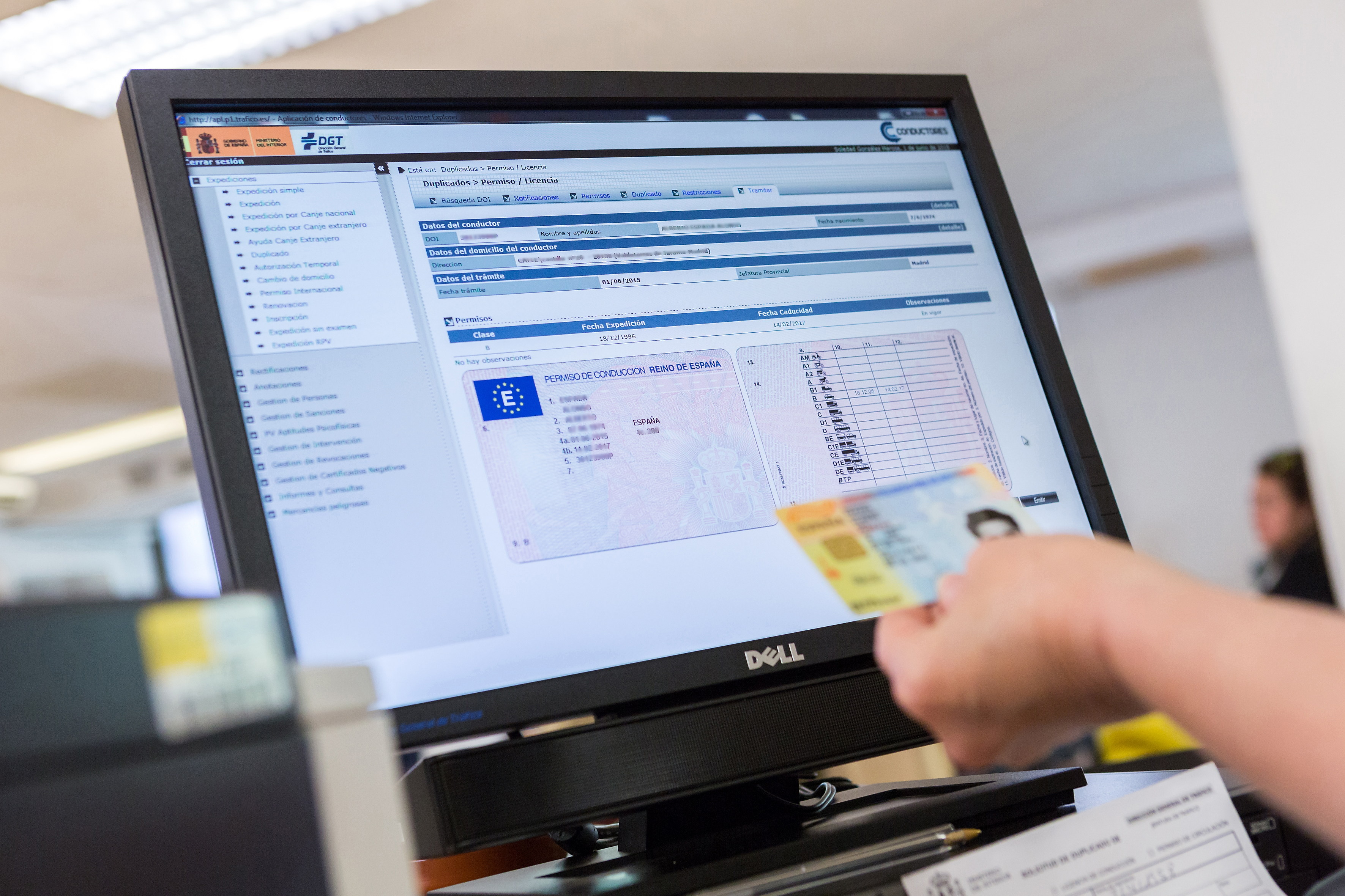 Pantalla de ordenador con la web de la DGT comprobando datos de un carné de conducir